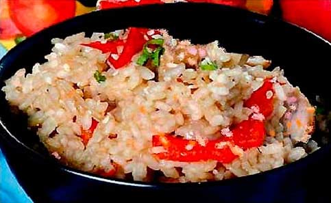 Рис с помидорами и чесноком на мясном бульоне фотография