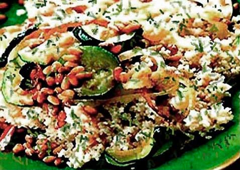 Рис с овощами, заправкой, зеленью укропа фотография