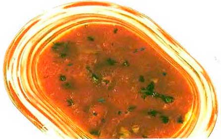 Соус из томатной пасты с чесноком и зеленью фотография