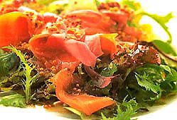 Зеленый салат с красной рыбой под заправкой фотография