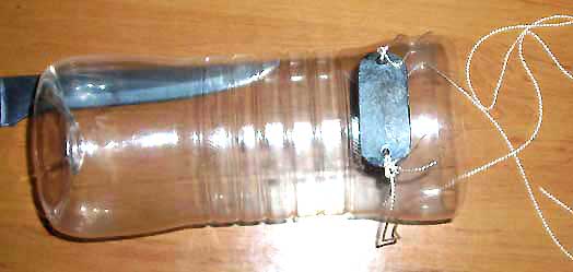 Малявочнница из бутылки со свинцовым грузом фотография