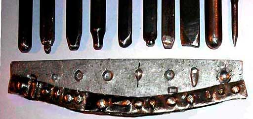 Оттиски коронок мормышек в алюминиевой матрице фотография