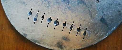 Оттиски коронок мормышек в свинцовой матрице фото из видео
