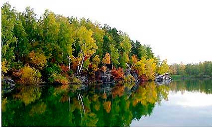 Осенняя ловля рыбы в омуте, яме реки фотография
