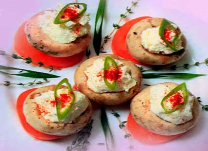 Шампиньоны, фаршированные овощами с солью