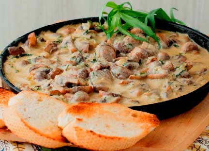 Грибы тушеные на масле с луком