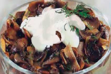 Грибы с картофелем и рисом со сметаной