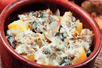 Грибы с картошкой и яблоками со сметаной