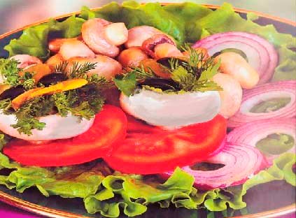 Маринованные шампиньоны с помидором луком