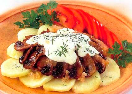 Тушеные грибы и картофель с помидорами