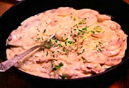 Грибы тушеные со сливками, петрушкой