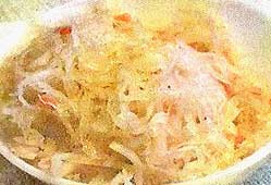 Салат из квашеной капусты с луком фотография