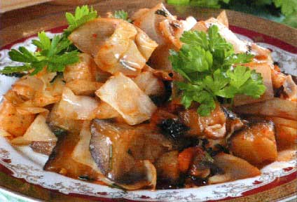 Жареная с баклажанами капуста с чесноком