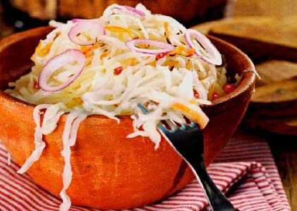 Капуста квашеная с яблоками и брусникой