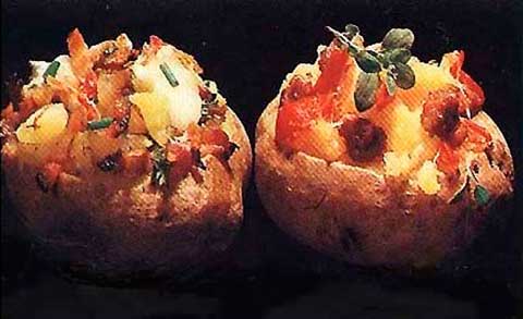 Картофель с начинкой из ветчины с помидорами луком фотография