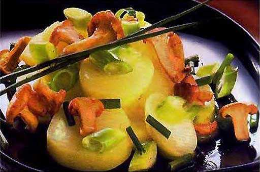 Салат из картофеля с лисичками, зеленым луком фотография
