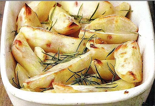 Картофель, запеченный с луком на масле фотография