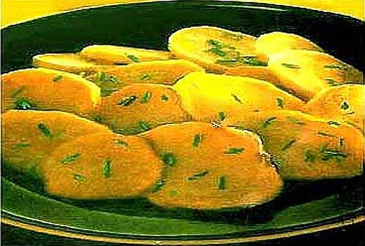 Картофель жареный на гриле с зеленым луком фотография