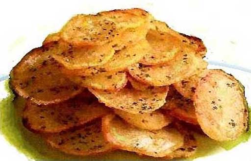 Жареные во фритюре чипсы из картофеля фотография