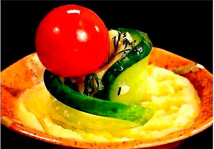 Картофельное пюре с овощами огурцами помидорами фотография