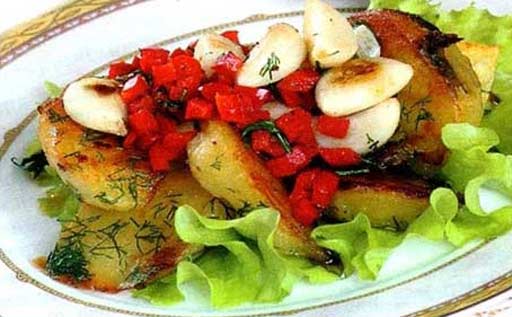 Картофель жареный с чесноком помидорами фотография