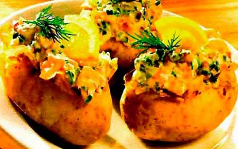 Картофель, фаршированный яйцами и луком со сметаной фотография