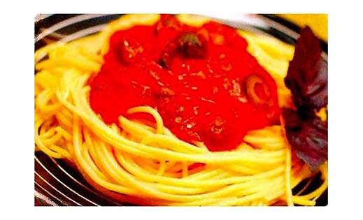 Спагетти с чесночным соусом фотография