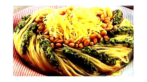 Спагетти с орехами соусом песто фотография