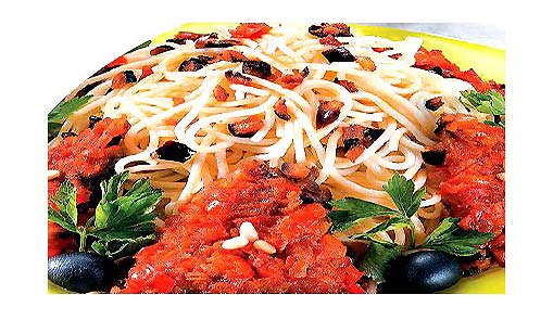 Спагетти с соусом из баклажана фотография