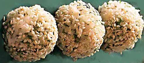 Рисовые японские шарики с сыром кунжутом фотография