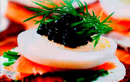 Бутерброды с лососем и черной икрой с луком