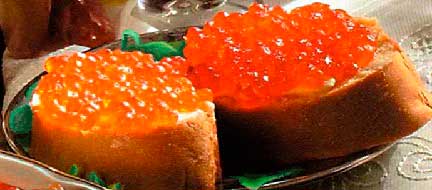 Бутерброды с красной икрой и яйцами