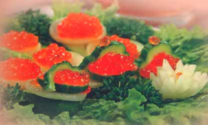 Закуска с красной икрой и огурцом