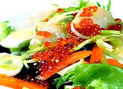 Салат с лососем и красной икрой фотография
