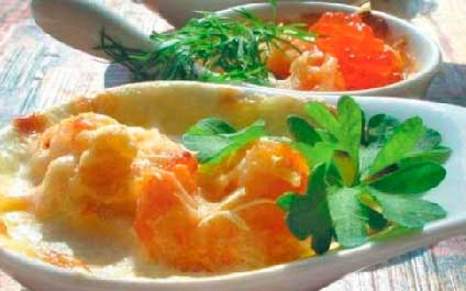 Закуска с красной икрой и креветками