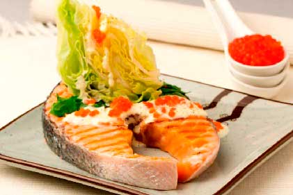 Лосось с красной икрой под лимонной цедрой