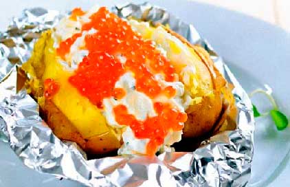 Лосось картофелем и красной икрой с сыром