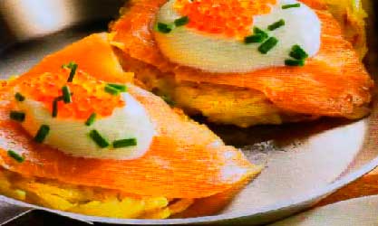 Лосось с картофелем и красной икрой