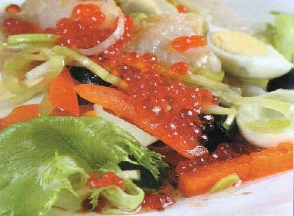 Салат с лососем и красной икрой