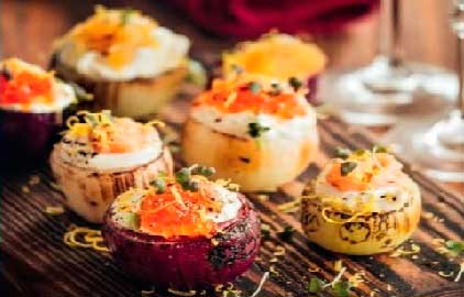 Закуска с красной икрой и запеченным луком