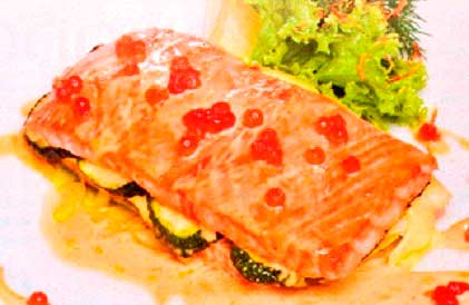Лосось под соусом с сыром, красной икрой