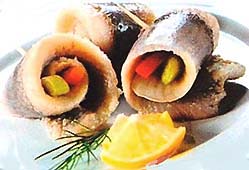 Рулеты из соленой сельди с болгарским перцем фотография
