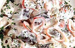 Соленая лососевая рыба в пряном маринаде с луком фотография