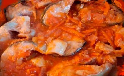 Горбуша тушеная в томате с овощами