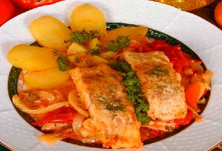 Карп тушеный с картофелем, болгарским перцем