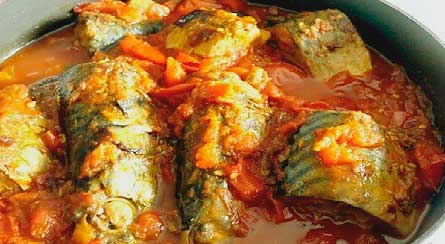 Скумбрия тушеная с морковью, петрушкой