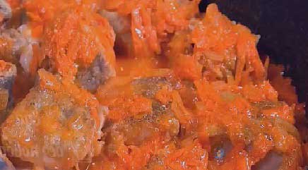 Тушеный в томатном соусе минтай с морковью