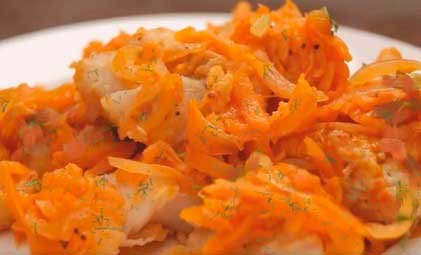 Минтай тушеный с морковью и зеленью укропа