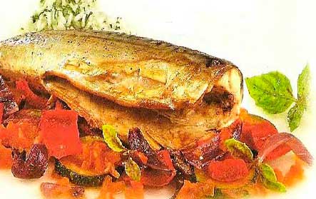 Скумбрия тушеная с овощами и базиликом