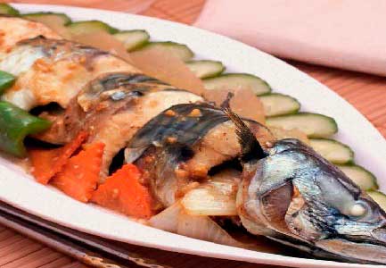 Скумбрия тушеная с дайконом и соусом